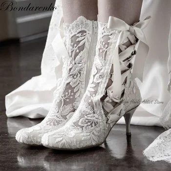 Белые кружевные летние сапоги из телячьей кожи на шпильке с круглым носком, Элегантные Женские ботинки на высоком каблуке с лентой, Роскошные Дизайнерские свадебные туфли для невесты